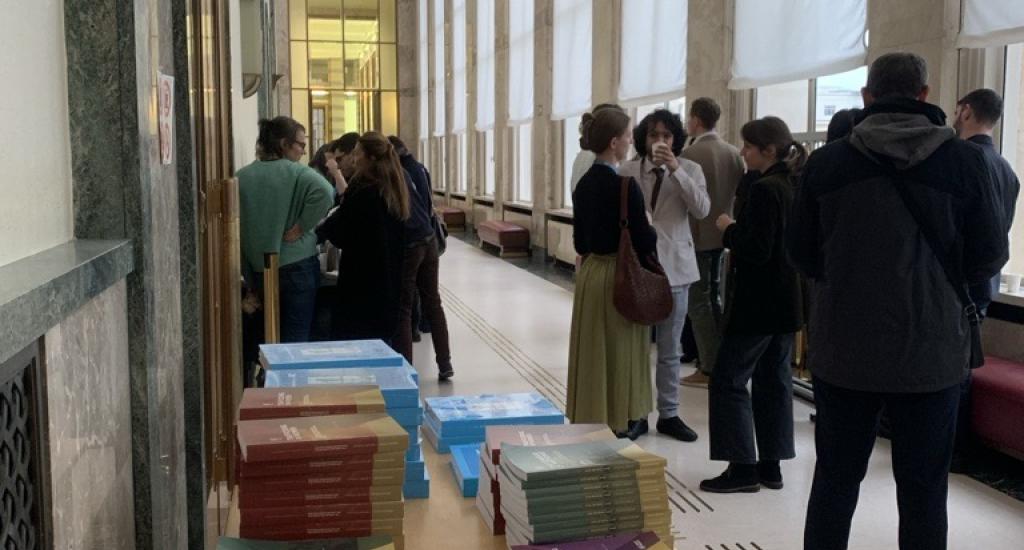 Participants of the roundtable discuss at the coffee break in the halls of the Palais des Nations.