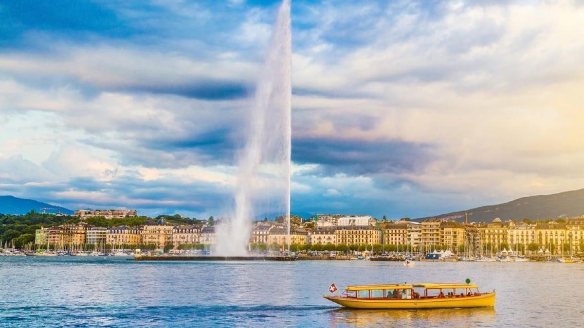 Picture of lake Geneva with a view of the Jet in the middle