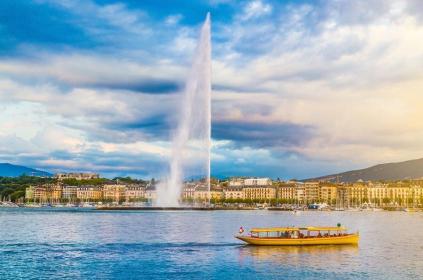 Picture of lake Geneva with a view of the Jet in the middle