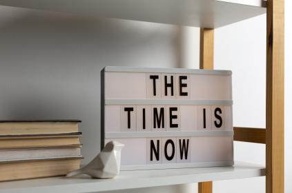 Light box that indicates the time is now