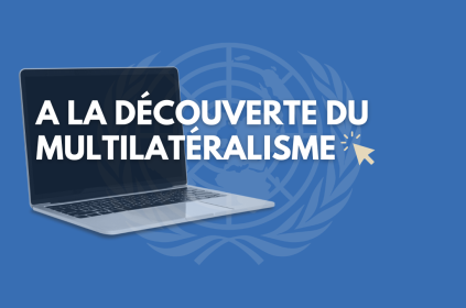 Un visual bleu avec le logo de l'ONU en arrière plan et le titre "À la découverte du multilatéralisme" on an open laptop.