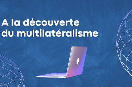 Un visual bleu avec le logo de l'ONU en arrière plan et le titre "À la découverte du multilatéralisme" on an open laptop.