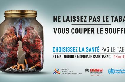 Cette image montre la bannière officielle de la campagne pour la Journée mondiale sans tabac 2019. Elle représente un bocal en verre contenant des poumons et des cigarettes. Le texte dit : « Ne laissez pas le tabac vous couper le souffle, choisissez la santé plutôt que le tabac. »